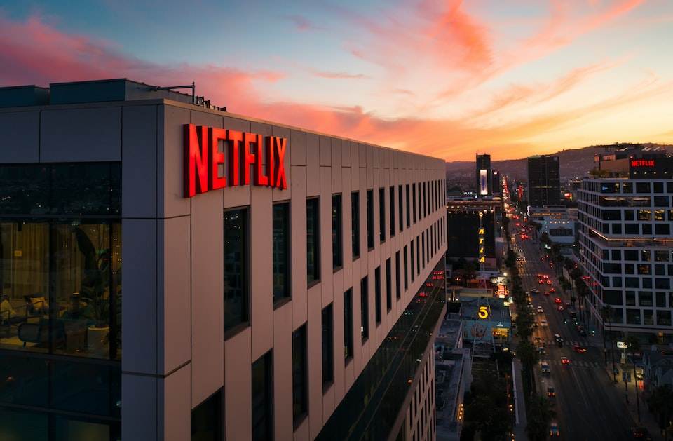 Cele mai populare 15 emisiuni TV de pe Netflix din toate timpurile